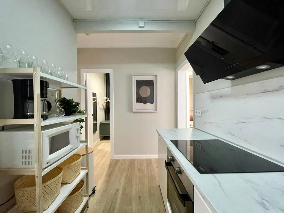 Poble Sec - Modern & Comfy 3 Bedrooms Barcelona Apartment
